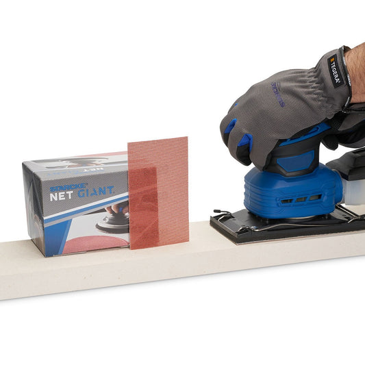 STARCKE NET GIANT Schleifstreifen 80x133 mm in Anwendung auf Schwingschleifer mit Arbeitshandschuhen auf Holz.