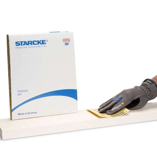 STARCKE Schleifbögen 514 230x280 mm Verpackung mit Schleifbogen in Anwendung an Holzoberfläche mit Handschuh