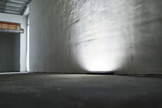 Festool SYSLITE STL 450 Streiflicht bei Oberflächenkontrolle auf Betonwand mit streifendem Lichtkegel