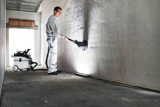 Festool SYSLITE STL 450 Streiflicht bei Oberflächenkontrolle an Betonwand mit Absauganlage
