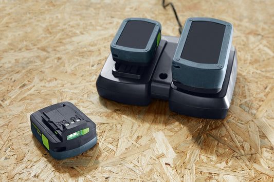Festool Akkupack BP 12 Li 2,5 C mit Ladegerät auf Holzoberfläche, kompakter Lithium-Ionen Akku und Dual-Ladestation.