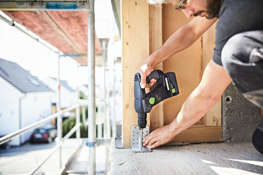 Festool BHC 18-Basic Akku-Bohrhammer beim Bohren in Beton mit SDS-Plus Werkzeugaufnahme