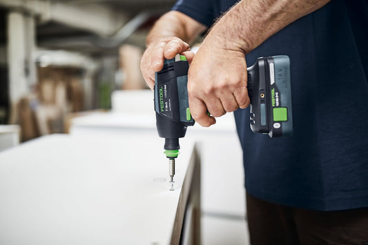 Festool T 18+3-Basic Akku-Bohrschrauber mit CENTROTEC Schnellwechselsystem beim Schrauben in Holz