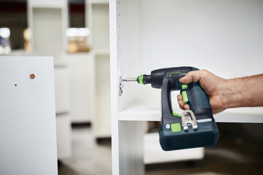 Festool C 18 Akku-Bohrschrauber mit CENTROTEC Schnellwechselsystem beim Schrauben in Gipskartonplatte