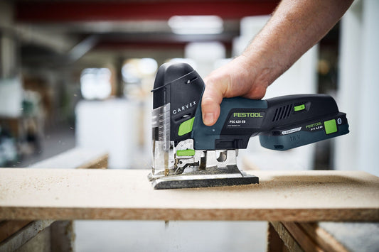 Festool CARVEX PSC 420 EB Akku-Pendelstichsäge beim Kurvenschnitt in Holz mit Akku 18V 4,0Ah