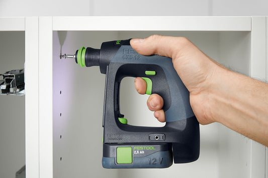 Festool CXS 12 Akku-Bohrschrauber mit 12V 2,5Ah Akku, in Hand gehalten beim Bohren in Gipskarton