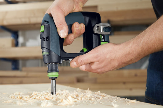 Festool CXS 12 Akku-Bohrschrauber beim Bohren in Holz mit FastFix-Bohrfutter, kompakte C-Form