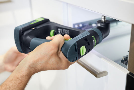 Festool Winkelvorsatz AN-XS in Hand, montiert am Akku-Bohrschrauber zur Anwendung in Engstellen