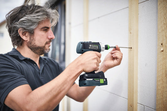 Handwerker beim Schrauben mit Festool Bit und CENTROTEC Werkzeug an Drywall