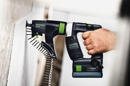 Festool Trockenbauschrauber mit AF 55 Magazinvorsatz und ausgefahrener Schraubenmagazin-Kassette in Anwendung.