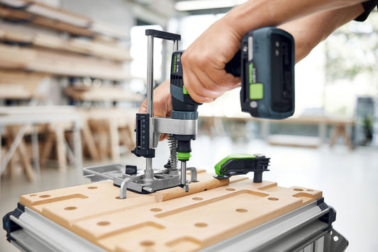 Festool Anschlag-Set PA-MB 40 Anwendung beim Bohren mit Parallelanschlag und Stirnseitenbohrungen an Holzwerkstück
