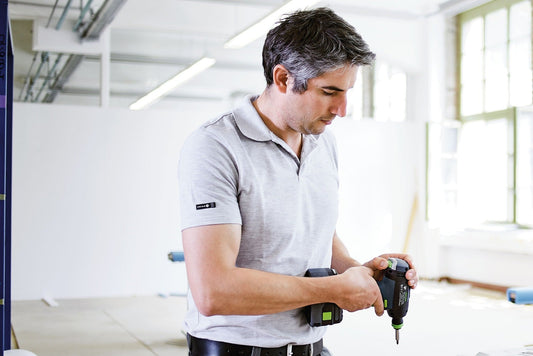 Festool T 18+3-Basic Akku-Bohrschrauber in Anwendung beim Schrauben mit vollelektronischer Drehmomenteinstellung