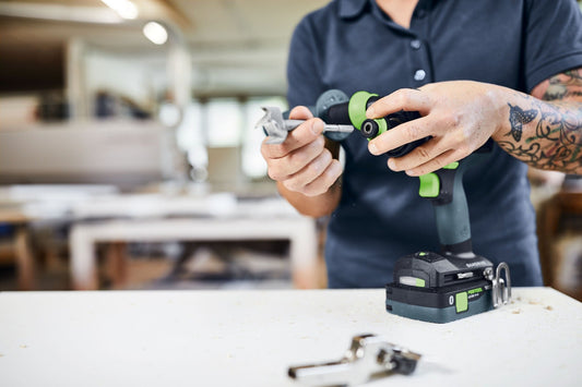Festool Akku-Bohrschrauber QUADRIVE TDC 18/4 mit FastFix Schnittstelle und Wechselköpfen in der Hand