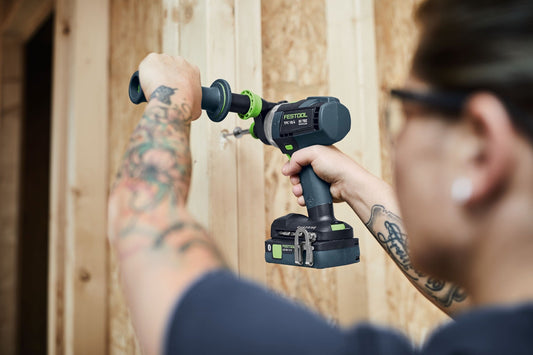 Festool TPC 18/4 Akku-Schlagbohrschrauber mit FastFix-Schnittstelle in Anwendung beim Bohren in Holz