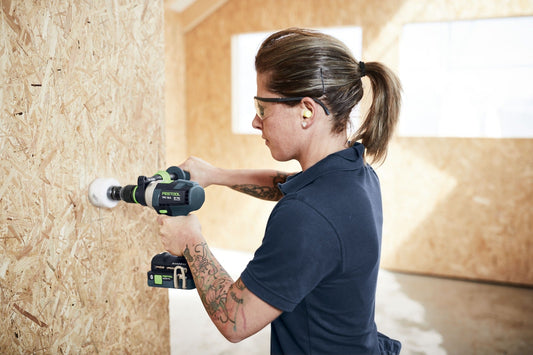 Festool TPC 18/4 Akku-Schlagbohrschrauber bei Anwendung an OSB-Platte mit Schutzbrille und Handschuhen