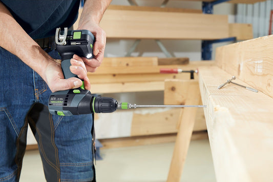 Festool TXS 12 Akku-Bohrschrauber bei Anwendung zum Schrauben in Holz mit FastFix-Aufsatz