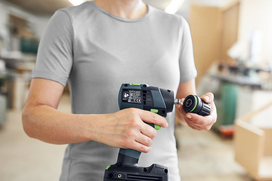 Festool TXS 18 Akku-Bohrschrauber mit FastFix Schnittstelle und Wechselzubehör in Handposition