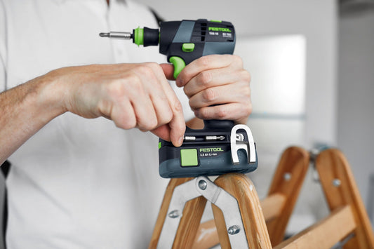 Festool TXS 18 C 3,0 Akku-Bohrschrauber in Hand mit 3,0 Ah Li-Akku und FastFix-System
