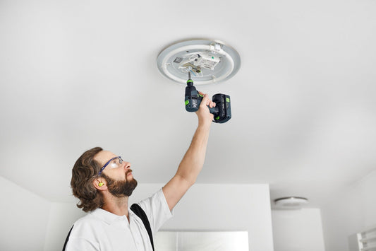 Festool TXS 18 C Akku-Bohrschrauber bei Deckeninstallation mit FastFix-Schnittstelle in Anwendung
