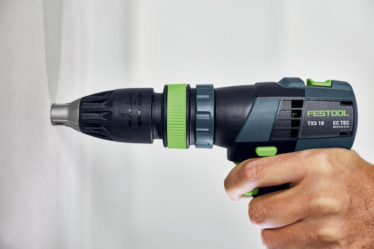 Festool TXS 18 Akku-Bohrschrauber EC mit grünem Tiefenanschlag DD-DC in Hand, Seitenansicht