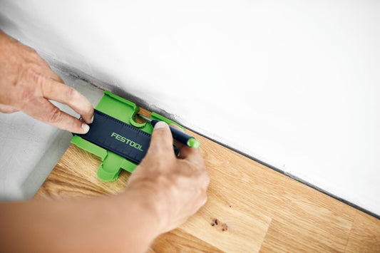 Festool Konturenlehre KTL-FZ FT1 bei Anwendung an Deckenleiste, grünes Gehäuse beim Konturübertragen