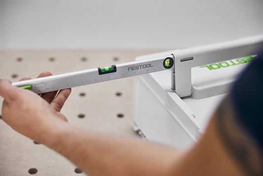 Festool Wasserwaage LEYSYS-FT1 mit digitaler Libelle wird in Hand gehalten über Werkstück