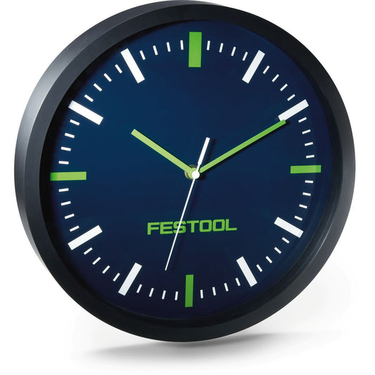 Festool Wanduhr WU-FT1 mit dunkelblauem Gehäuse, grünen Zeigern und Stundenmarkierungen