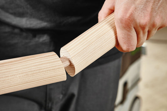 Festool DOMINO Dübel Sipo wird in Holz eingeführt, zeigt Führungsrippen und verdrehsichere Verbindung