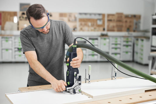 Festool DOMINO DF 500 RQ-Plus Dübelfräse beim Fräsen von Langlöchern in Holzwerkstück, Handhabung mit Absaugschlauch