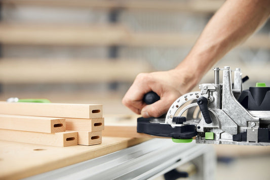 Festool DOMINO DF 500 Dübelfräse in Anwendung beim Fräsen von Langlöchern in Holzverbindungen mit Anschlagpin.