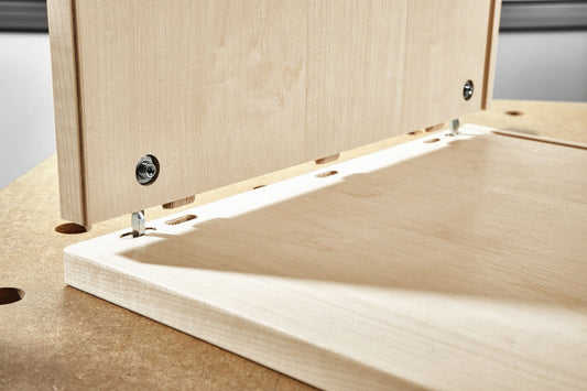 Festool Eckverbinder KV D8/50 montiert an Holzplatte mit Dübellöchern und Verbindungselement