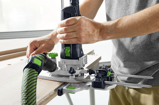 Festool Seitenanschlag bei der Anwendung an Oberfräse mit Parallelführung am Holzwerkstück