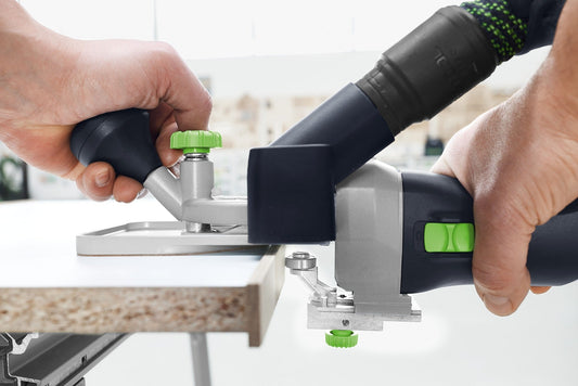 Festool MFK 700 Kantenfräse mit Bündigfräser bei Anwendung auf Schichtstoffkante, grüne Einstellräder sichtbar