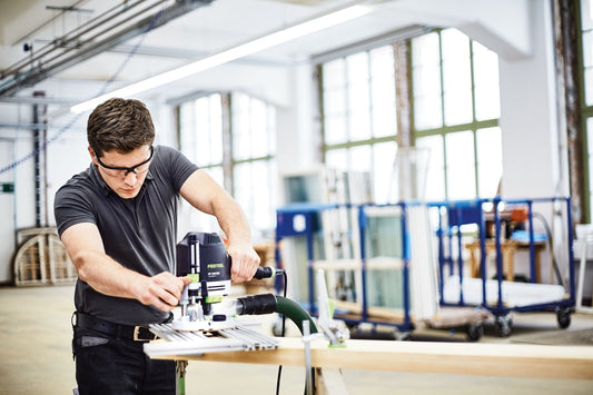 Festool Frässchablone MFS 400 bei der Anwendung auf Holzwerkstück in der Werkstatt