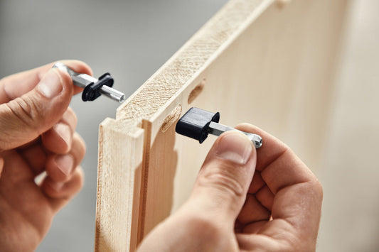 Festool Mittelseitenverbinder MSV D8/25 wird in Holzdübel eingesetzt - Anwendung Domino Dübelfräsung