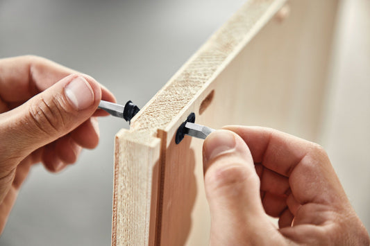 Festool Mittelseitenverbinder MSV D8/25 wird in Holz eingesteckt, Anwendungsbeispiel beim Dübeln