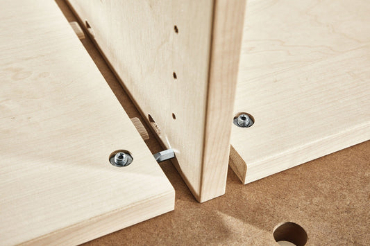 Festool Mittelseitenverbinder MSV D8/25 montiert in Holzwerkstücken mit Dübelfräsung und Inbusschlüssel