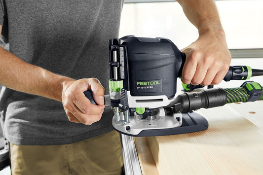 Festool OF 1010 REBO Oberfräse mit Auflage, Anwendungsbeispiel beim Kantenfräsen auf Holzwerkstück
