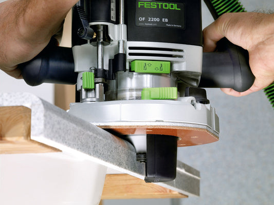 Festool OF 2200 EB Oberfräse mit Spanfänger KSF-OF bei Kantenfräsung an Holzwerkstück in Anwendung