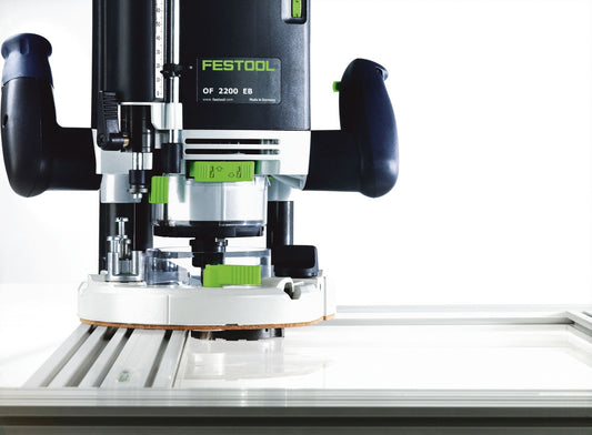Festool Oberfräse OF 2200 EB Frontalansicht mit schwarzem Gehäuse, grünen Elementen und Kopierring auf Führungsschiene.