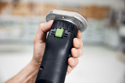 Festool OFK 500 Q-Plus R3 Kantenfräse Detailansicht grüner Ein-Aus-Schalter und Metallsohle in Hand