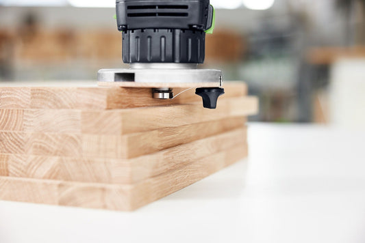 Festool Akku-Kantenfräse OFKC 500 fräst präzise Holzkanten ab mit bürstenlosem Motor
