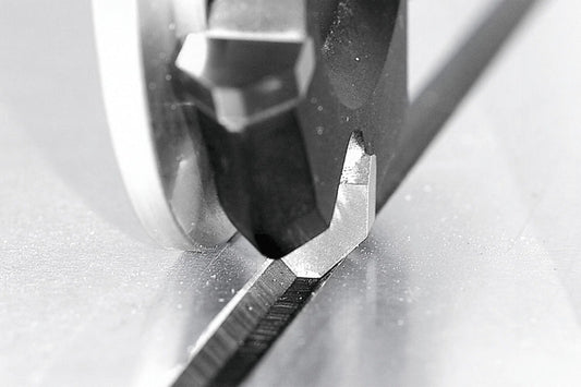 Festool Tastrolle für Plattenfräse PF 1200 E in Nahaufnahme beim Fräsen von Aluminium-Verbundplatte