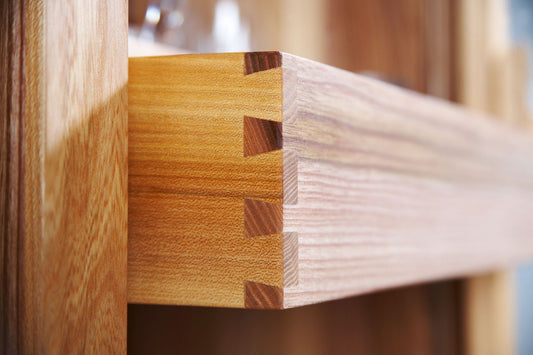 Festool Grat-/Zinkenfräser HW erzeugt präzise Schwalbenschwanz-Verbindung in Holz