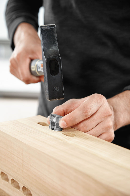Festool Spreizanker SV-SA D14/32 Anwendung beim Einschlagen in Holzwerkstück mit Hammer
