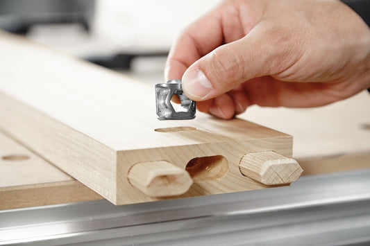 Festool Queranker SV-QA D14/32 wird in Hand an Holzwerkstück mit DOMINO Verbindungen angesetzt
