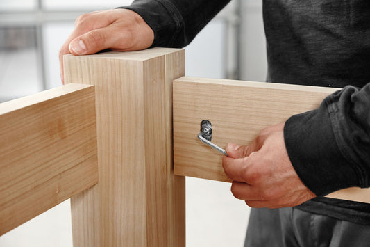 Festool Abdeckkappe SV-AK D14 brn1/32 wird in Holzverbindung eingedrückt, Anwendungsbeispiel