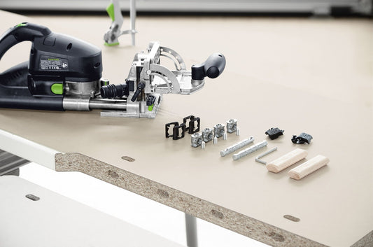 Festool DOMINO Verbinder Sortiment SYS D14 mit Dübelfräse und Zubehör auf Werkbank