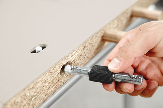 Festool Doppelbolzen SV-DB D14/16 wird in Holz eingefräst, Hand hält Bits