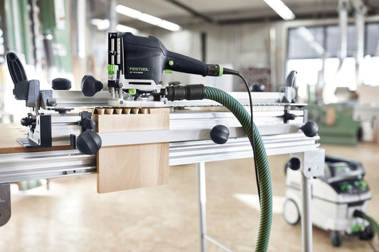 Festool VS 600 mit Schablonen-Set für Schwalbenschwanz-Verbindungen im Einsatz an Holzwerkstück in Werkstatt